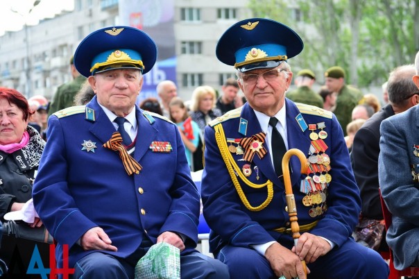 Фоторепортаж: Военный парад в Донецке в честь 71-й годовщины Победы в Великой Отечественной войне Фоторепортаж: Военный парад в Донецке в честь 71-й годовщины Победы в Великой Отечественной войне
