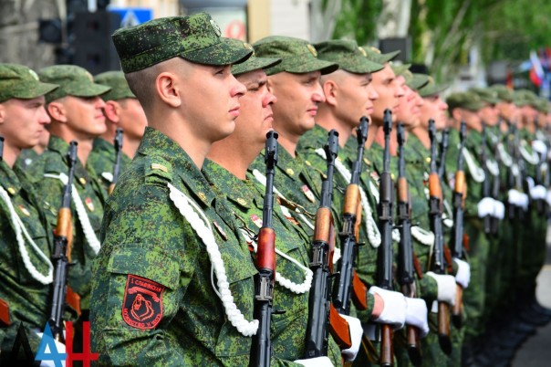 Фоторепортаж: Военный парад в Донецке в честь 71-й годовщины Победы в Великой Отечественной войне Фоторепортаж: Военный парад в Донецке в честь 71-й годовщины Победы в Великой Отечественной войне