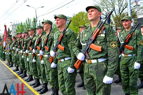 Фоторепортаж: Военный парад в Донецке в честь 71-й годовщины Победы в Великой Отечественной войне Фоторепортаж: Военный парад в Донецке в честь 71-й годовщины Победы в Великой Отечественной войне