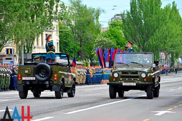 Фоторепортаж: Военный парад в Донецке в честь 71-й годовщины Победы в Великой Отечественной войне Фоторепортаж: Военный парад в Донецке в честь 71-й годовщины Победы в Великой Отечественной войне