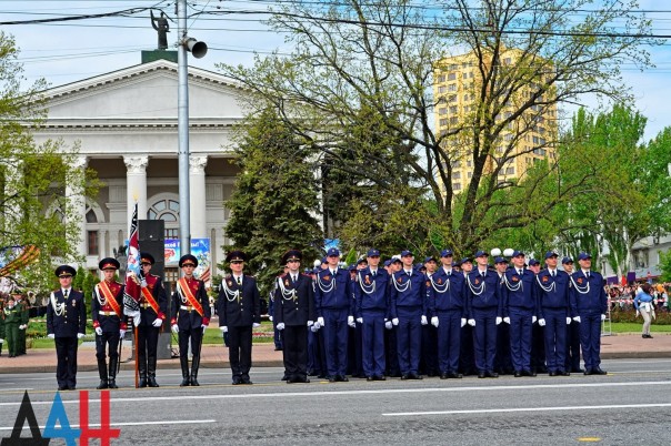 Фоторепортаж: Военный парад в Донецке в честь 71-й годовщины Победы в Великой Отечественной войне Фоторепортаж: Военный парад в Донецке в честь 71-й годовщины Победы в Великой Отечественной войне