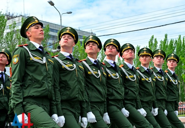 Фоторепортаж: Военный парад в Донецке в честь 71-й годовщины Победы в Великой Отечественной войне Фоторепортаж: Военный парад в Донецке в честь 71-й годовщины Победы в Великой Отечественной войне