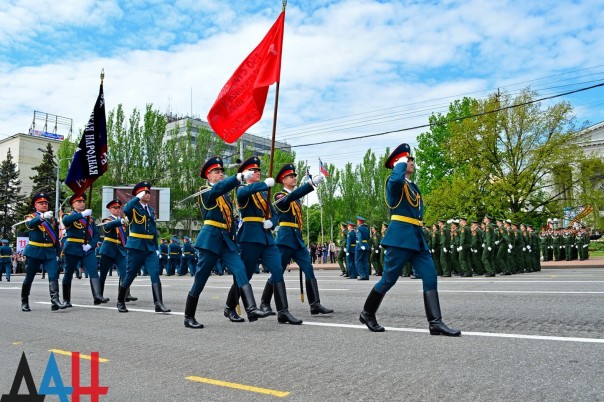 Фоторепортаж: Военный парад в Донецке в честь 71-й годовщины Победы в Великой Отечественной войне Фоторепортаж: Военный парад в Донецке в честь 71-й годовщины Победы в Великой Отечественной войне
