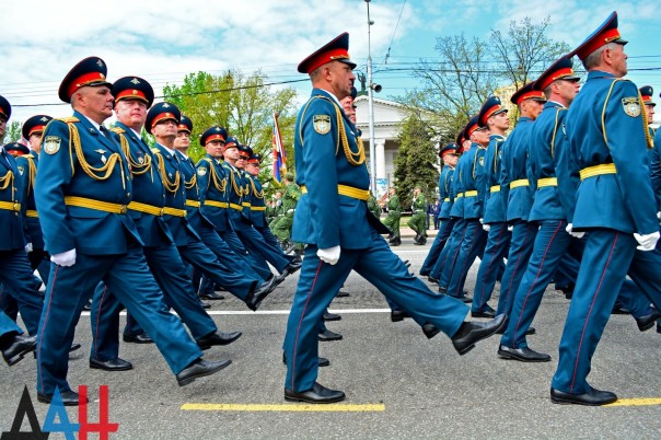 Фоторепортаж: Военный парад в Донецке в честь 71-й годовщины Победы в Великой Отечественной войне Фоторепортаж: Военный парад в Донецке в честь 71-й годовщины Победы в Великой Отечественной войне