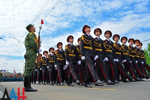 Фоторепортаж: Военный парад в Донецке в честь 71-й годовщины Победы в Великой Отечественной войне Фоторепортаж: Военный парад в Донецке в честь 71-й годовщины Победы в Великой Отечественной войне