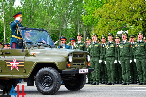 Фоторепортаж: Военный парад в Донецке в честь 71-й годовщины Победы в Великой Отечественной войне Фоторепортаж: Военный парад в Донецке в честь 71-й годовщины Победы в Великой Отечественной войне