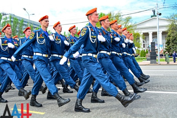 Фоторепортаж: Военный парад в Донецке в честь 71-й годовщины Победы в Великой Отечественной войне Фоторепортаж: Военный парад в Донецке в честь 71-й годовщины Победы в Великой Отечественной войне