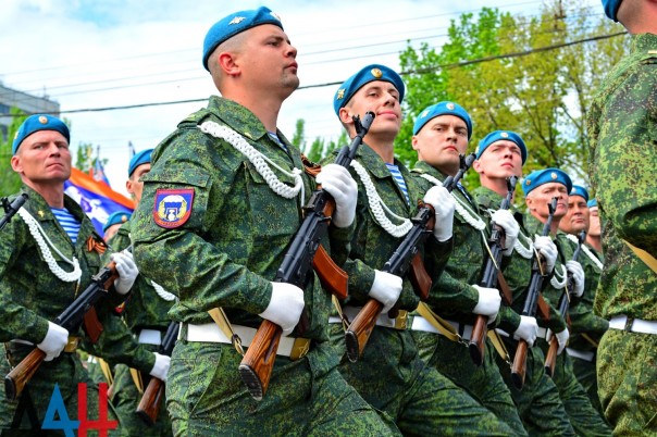 Фоторепортаж: Военный парад в Донецке в честь 71-й годовщины Победы в Великой Отечественной войне Фоторепортаж: Военный парад в Донецке в честь 71-й годовщины Победы в Великой Отечественной войне