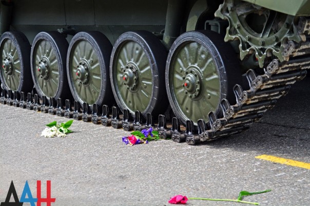 Фоторепортаж: Военный парад в Донецке в честь 71-й годовщины Победы в Великой Отечественной войне Фоторепортаж: Военный парад в Донецке в честь 71-й годовщины Победы в Великой Отечественной войне