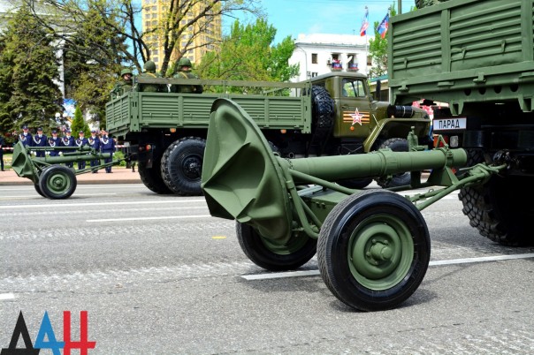 Фоторепортаж: Военный парад в Донецке в честь 71-й годовщины Победы в Великой Отечественной войне Фоторепортаж: Военный парад в Донецке в честь 71-й годовщины Победы в Великой Отечественной войне
