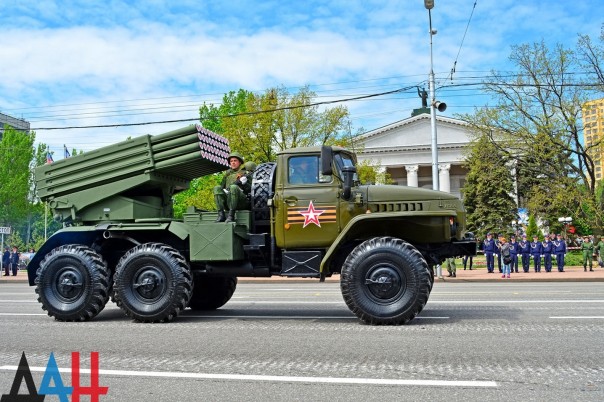 Фоторепортаж: Военный парад в Донецке в честь 71-й годовщины Победы в Великой Отечественной войне Фоторепортаж: Военный парад в Донецке в честь 71-й годовщины Победы в Великой Отечественной войне