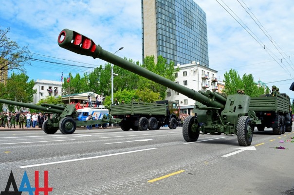 Фоторепортаж: Военный парад в Донецке в честь 71-й годовщины Победы в Великой Отечественной войне Фоторепортаж: Военный парад в Донецке в честь 71-й годовщины Победы в Великой Отечественной войне