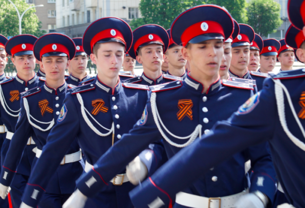 Фоторепортаж: Около 70 тыс. человек празднуют в центре Луганска День Победы