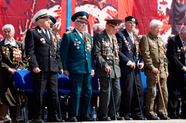 Фоторепортаж: Около 70 тыс. человек празднуют в центре Луганска День Победы Фоторепортаж: Около 70 тыс. человек празднуют в центре Луганска День Победы