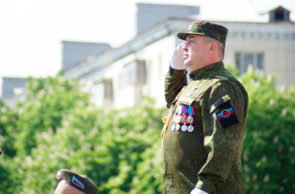 Фоторепортаж: Около 70 тыс. человек празднуют в центре Луганска День Победы Фоторепортаж: Около 70 тыс. человек празднуют в центре Луганска День Победы