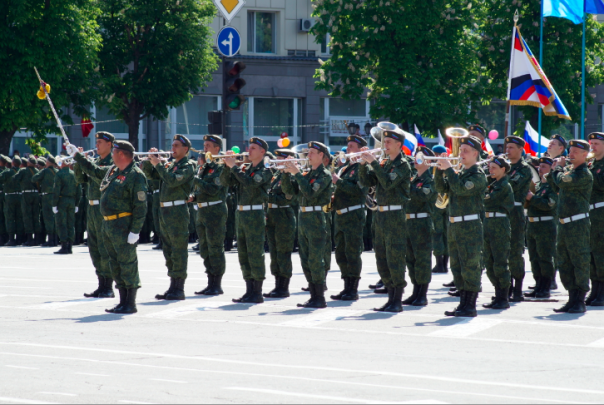 Фоторепортаж: Около 70 тыс. человек празднуют в центре Луганска День Победы Фоторепортаж: Около 70 тыс. человек празднуют в центре Луганска День Победы
