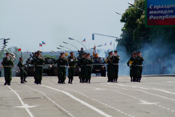 Фоторепортаж: Около 70 тыс. человек празднуют в центре Луганска День Победы Фоторепортаж: Около 70 тыс. человек празднуют в центре Луганска День Победы