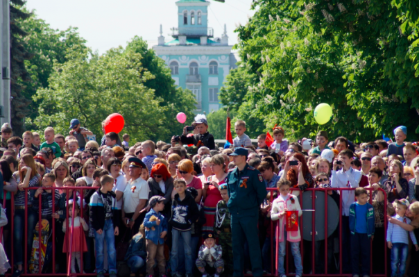 Фоторепортаж: Около 70 тыс. человек празднуют в центре Луганска День Победы Фоторепортаж: Около 70 тыс. человек празднуют в центре Луганска День Победы