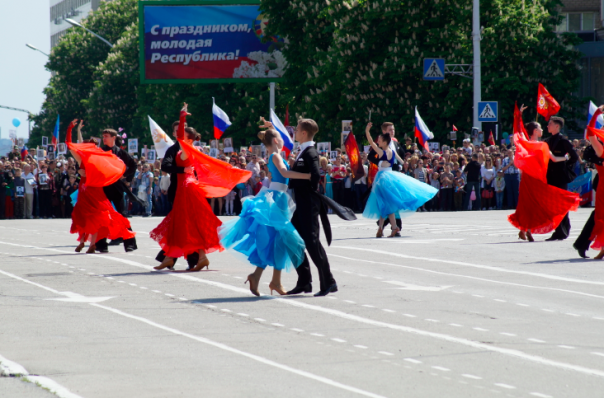Фоторепортаж: Около 70 тыс. человек празднуют в центре Луганска День Победы Фоторепортаж: Около 70 тыс. человек празднуют в центре Луганска День Победы