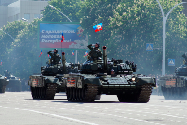 Фоторепортаж: Около 70 тыс. человек празднуют в центре Луганска День Победы Фоторепортаж: Около 70 тыс. человек празднуют в центре Луганска День Победы