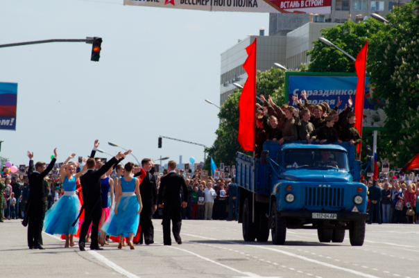 Фоторепортаж: Около 70 тыс. человек празднуют в центре Луганска День Победы Фоторепортаж: Около 70 тыс. человек празднуют в центре Луганска День Победы