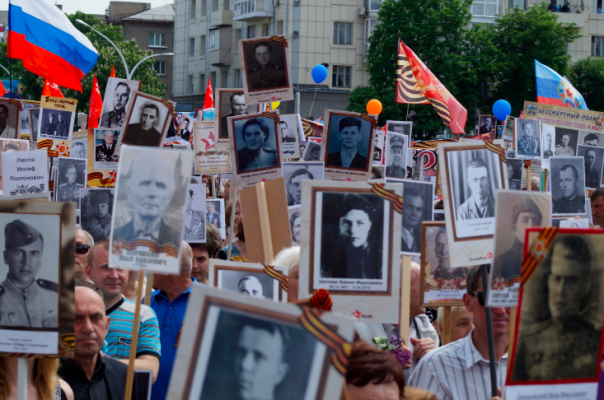 Фоторепортаж: Около 70 тыс. человек празднуют в центре Луганска День Победы Фоторепортаж: Около 70 тыс. человек празднуют в центре Луганска День Победы