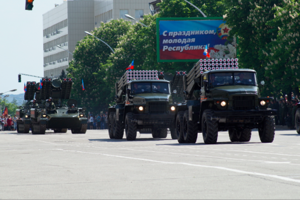 Фоторепортаж: Около 70 тыс. человек празднуют в центре Луганска День Победы Фоторепортаж: Около 70 тыс. человек празднуют в центре Луганска День Победы