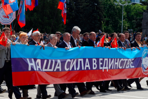 Фоторепортаж: Около 70 тыс. человек празднуют в центре Луганска День Победы Фоторепортаж: Около 70 тыс. человек празднуют в центре Луганска День Победы
