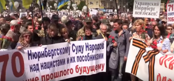 В Сеть попало видео еще одной потасовки в Киеве на День Победы: нацисты преградили путь сторонникам Витренко