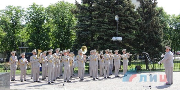 В Луганске на годовщину референдума торжественно подняли флаг ЛНР и исполнили новый гимн В Луганске на годовщину референдума торжественно подняли флаг ЛНР и исполнили новый гимн