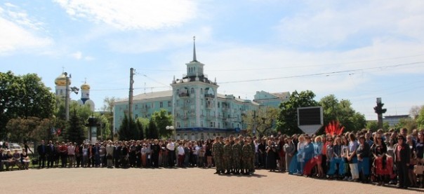 В Луганске на годовщину референдума торжественно подняли флаг ЛНР и исполнили новый гимн В Луганске на годовщину референдума торжественно подняли флаг ЛНР и исполнили новый гимн
