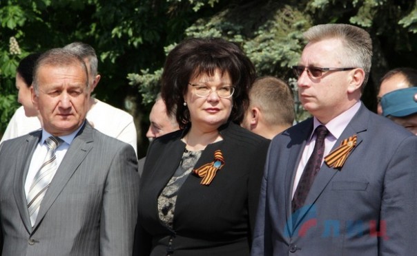 В Луганске на годовщину референдума торжественно подняли флаг ЛНР и исполнили новый гимн В Луганске на годовщину референдума торжественно подняли флаг ЛНР и исполнили новый гимн