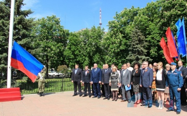 В Луганске на годовщину референдума торжественно подняли флаг ЛНР и исполнили новый гимн В Луганске на годовщину референдума торжественно подняли флаг ЛНР и исполнили новый гимн