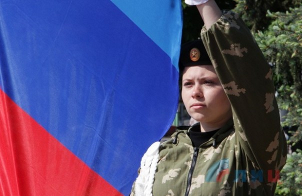 В Луганске на годовщину референдума торжественно подняли флаг ЛНР и исполнили новый гимн В Луганске на годовщину референдума торжественно подняли флаг ЛНР и исполнили новый гимн