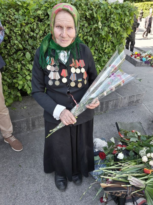 Нацисты в Киеве напали на героических сестёр с портретом Жукова Нацисты в Киеве напали на героических сестёр с портретом Жукова