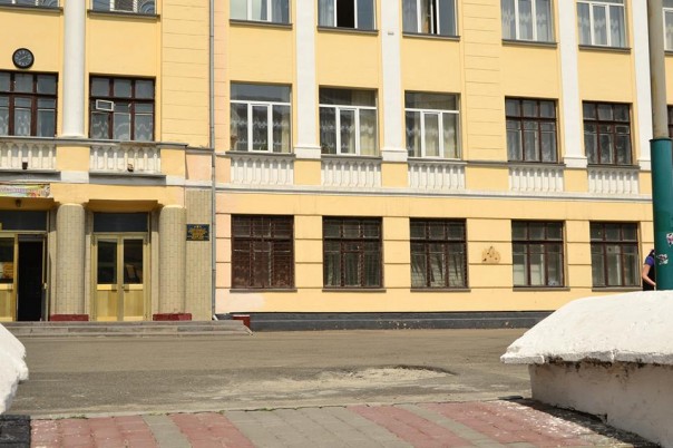 В Киеве уничтожили памятную табличку в честь Героя Украины