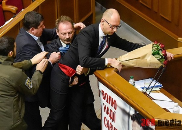 Барна-потаскун хватавший Яценюка за яйца, попал в ДТП. Бубенцы на месте, отделался синяками