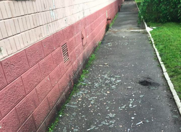 В Киеве неизвестный бросил бомбу в полицейский участок В Киеве неизвестный бросил бомбу в полицейский участок