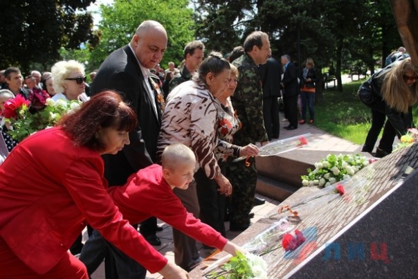 Сводка от НМ ЛНР 15 мая 2016 года. Боевики нацбатов вместе с СБУ проводят зачистки в Станице Луганской Сводка от НМ ЛНР 15 мая 2016 года. Боевики нацбатов вместе с СБУ проводят зачистки в Станице Луганской