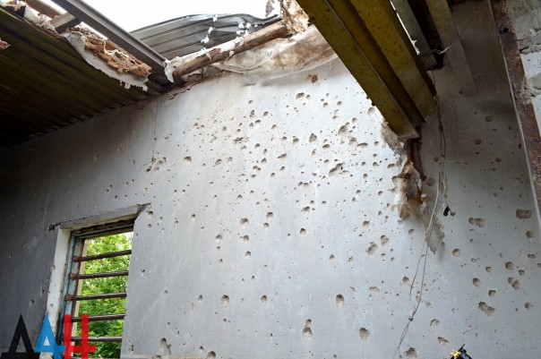 Последствия обстрела Докучаевска: Серьезно повреждены два зернохранилища и сельхозтехника