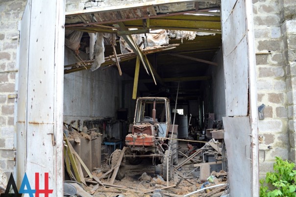 Последствия обстрела Докучаевска: Серьезно повреждены два зернохранилища и сельхозтехника