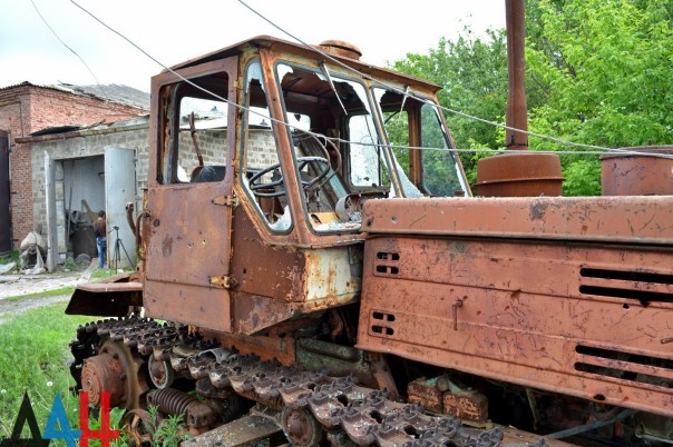 Последствия обстрела Докучаевска: Серьезно повреждены два зернохранилища и сельхозтехника