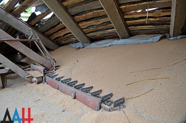 Последствия обстрела Докучаевска: Серьезно повреждены два зернохранилища и сельхозтехника