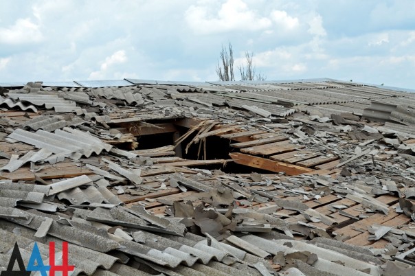 Последствия обстрела Докучаевска: Серьезно повреждены два зернохранилища и сельхозтехника
