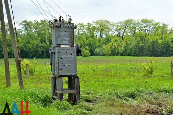 Последствия обстрела Докучаевска: Серьезно повреждены два зернохранилища и сельхозтехника