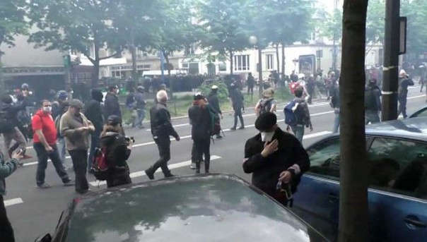 Беспорядки во время протестов против трудовой реформы в Париже. Парижскую полицию закидали дымовыми шашками