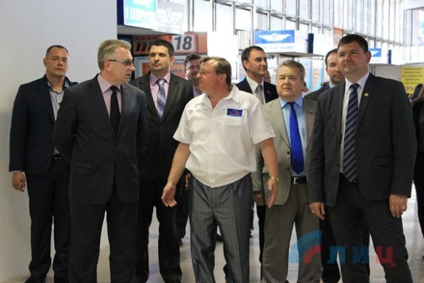 Работники ЛРУАС к 40-летию восстановили разрушенный укрофашистами Луганский автовокзал Работники ЛРУАС к 40-летию восстановили разрушенный укрофашистами Луганский автовокзал