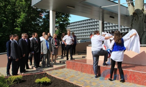 Работники ЛРУАС к 40-летию восстановили разрушенный укрофашистами Луганский автовокзал Работники ЛРУАС к 40-летию восстановили разрушенный укрофашистами Луганский автовокзал