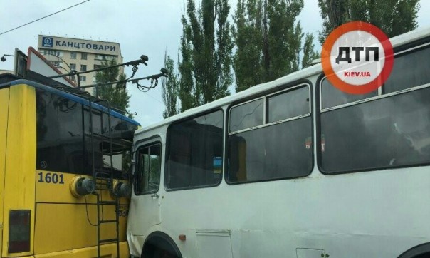 В столице Украины автобус с военными протаранил троллейбус В столице Украины автобус с военными протаранил троллейбус
