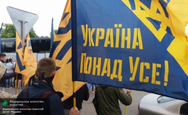 Нацисты «Азова» начинают марш в Киеве, в толпе призывают к погромам Нацисты «Азова» начинают марш в Киеве, в толпе призывают к погромам